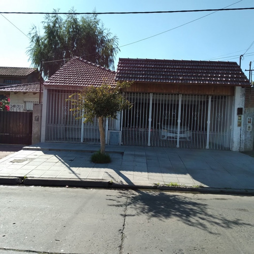 Casa Con Local Al Frente Y Quincho