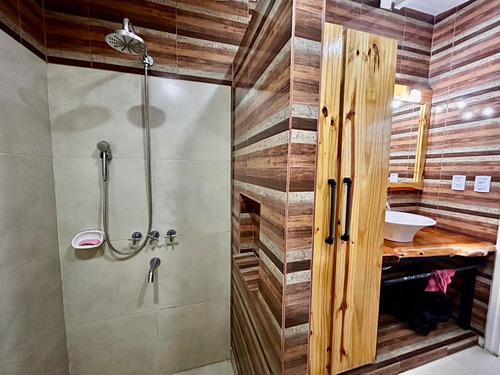 Casa En Venta 3 Dormitorios, 2 Baños, Con Arroyo, Tanti