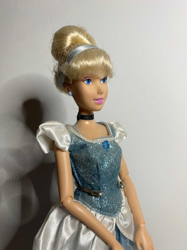 Muñeca Disney Store Cenicienta Brillantina Vestido Azul (Usado)