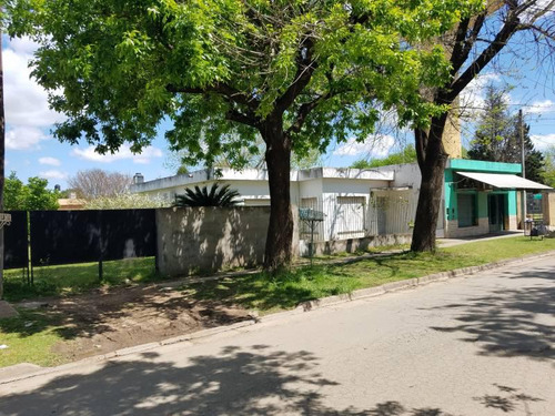 Excelente Terreno En Venta En El Centro De Funes.  Posee 626m2 Con 25m De Frente. Absolutamente Comercial. O Residencial Para Ph. Oportunidad Para Inversores. 