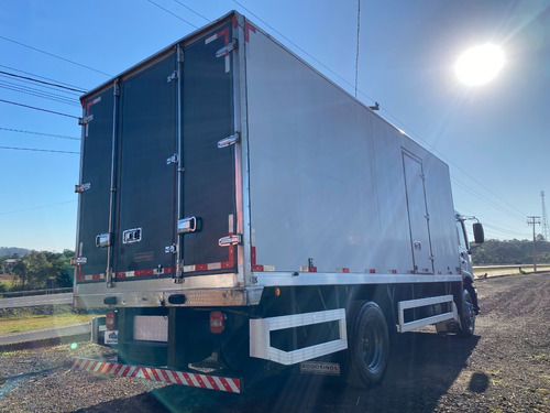 Imagem 3 de 14 de Vw 17.230 Robust 4x2 2019 Toco Com Baú Frigorífico Gancheiro