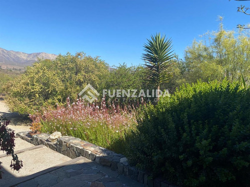Casa En Venta De 2 Dorm. 2 Baños, Fundo Loreto En La Serena