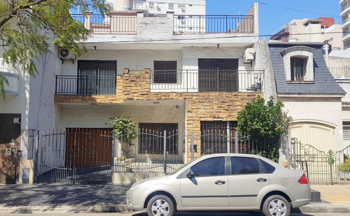 Neuquén Al 2100, Flores. Gran Casa. Superficie 480 M2. 8 Ambientes. 4. Dormitorios. 4 Baños, 2 Completos Y 2 Toilettes. 2 Plantas. Pileta. Quincho. Terraza. Garage Cubierto Para 2 Autos. Cocina Grande