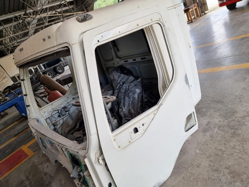 Imagem 3 de 15 de Volvo Vm 270 6x2 Ano 2013 Batido Sem Sinistro