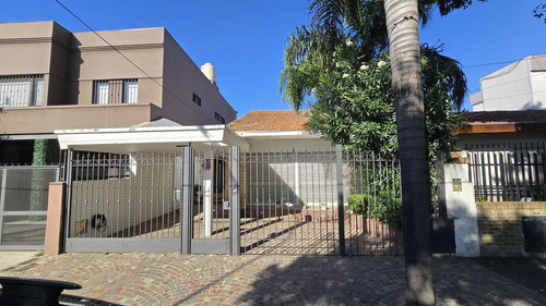 Amplia Casa Tipo Chalet De 5 Ambientes Como A Estrenar Con Jardin Y Cochera En Venta. Florida