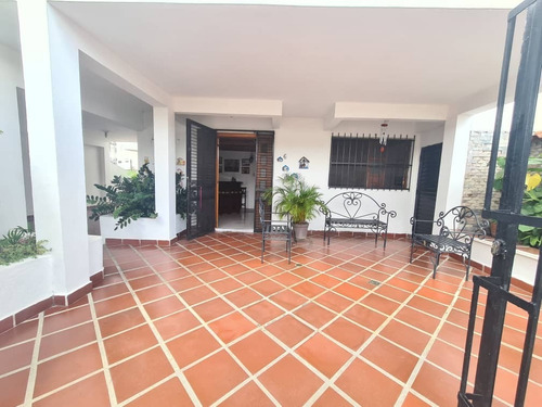 Imagen 4 de 19 de Quinta Tipo Townhouse En Trigal Norte, Valencia. Negociable