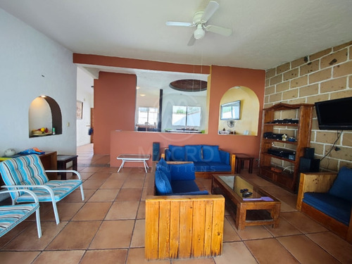 Casa En Venta En Fracc. Brisas De Cuautla De Un Nivel Con Alberca.