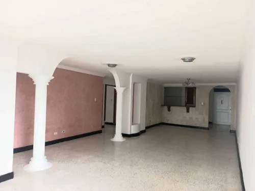 Apartamento Cerca Al Mar, Con Amplios Espacios Y Excelente Ubicación Cod. 54445