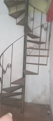 Terreno Com Uma Casa De 4 Cômodos E Um Sobrado De 3 Comodos