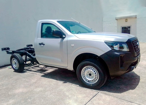 Imagen 1 de 9 de Nissan Np300 2021 2.5 Chasis Cabina Dh Pack Seg Mt