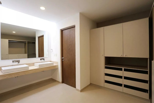 Residencia De Autor En Fracc. La Vista, 4ta Recámara En P.b, Alberca, 4 Baños