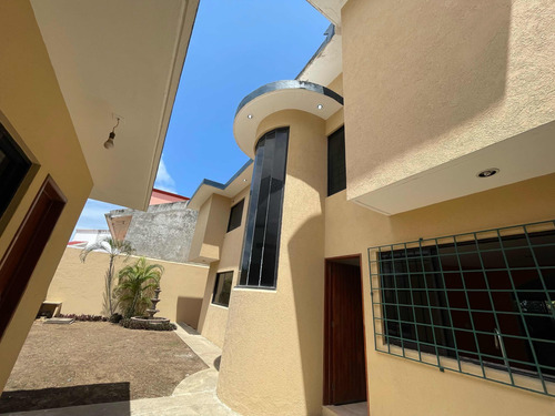 Casa De Dos Niveles En Venta En El Fracc. Virginia En Boca Del Río, Veracruzubicada En Uno De Los Fraccionamientos De Mayor Plusvalía En El Puerto De Veracruz, A 50m De La Ave. Juan Pablo Ii