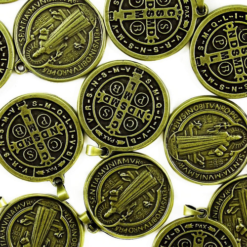 Imagem 6 de 6 de 10 Medalhas De São Bento De 1,6x1,6cm