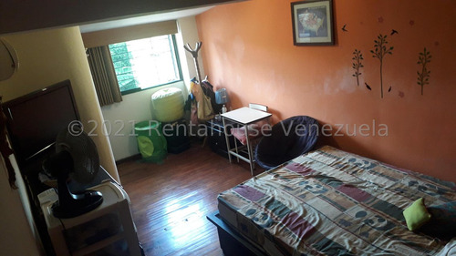 Casa En Venta La Trinidad. Codigo: 22-19042 Cm