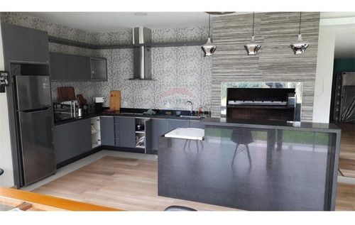 Vendo Casa Con Local Comercial Sobre Avenida Irrazábal: 4 Habitaciones Y 7 Baños.
