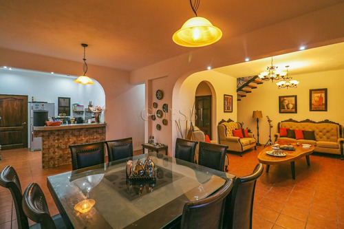 Imagen 2 de 18 de Casa En Venta De 2 Niveles En Ciudad Vieja Sobre La Rn-14