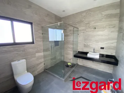 Esta Casa Ha Sido Cuidadosamente Diseñada Para Combinar La Belleza Estética Con La Funcionalidad. Cada Rincón De Esta Propiedad Refleja Una Atención Meticulosa A Los Detalles, Desde Los Acabados De Al