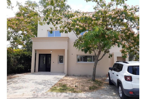Imagen 1 de 25 de Excelente Casa De 4 Ambientes En Venta En Las Orquideas
