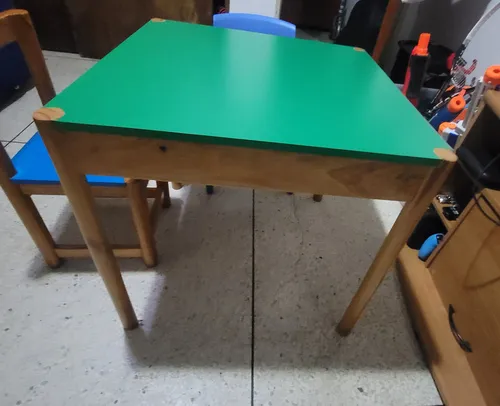 Mesa Infantil Con 2 Sillas (Usado)