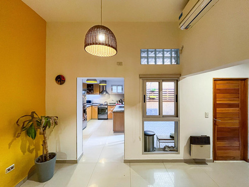 Casa De 2 Dormitorios Comodin Con Cocheras, Patio, Terraza