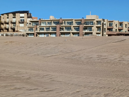 Imagen 1 de 24 de Departamento De 3 Dormitorios En Complejo Sobre La Playa, Con Vista A La Playa, Pileta Y Servicios De Playa En Temporada