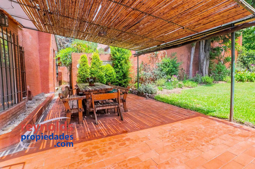 Tradicional Chalet En Excelente Cuadra Semicortada.