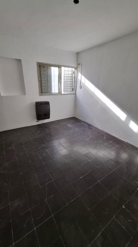Casa De Pasillo En Venta De 1 Dormitorio Con Patio En Barrio Parque Casado