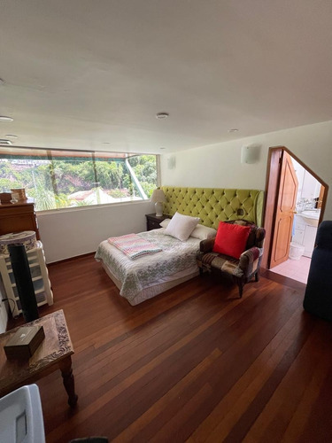 En Venta Casa Urbanización Colinas De Santa Mónica, Con Piscina Y Calle Cerrada.