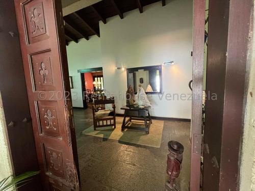 Linda Casa Al Estilo Colonial En Venta En Prados Del Este Yf