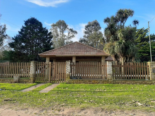 Complejo De Dos Casas Dispuestas Sobre 3 Lotes. Ideal Dos Familias