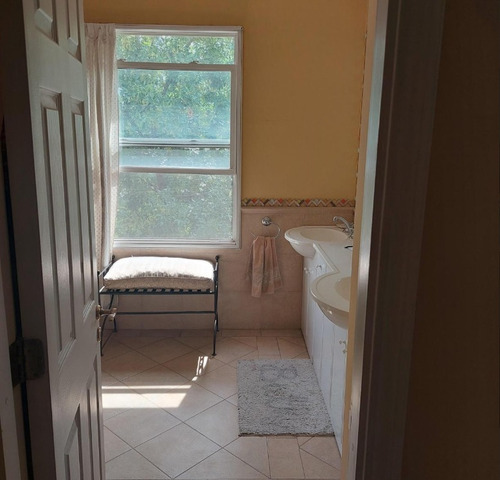 Casa 5 Dormitorios, Jardín, Piscina En Barrio Los Jazmines