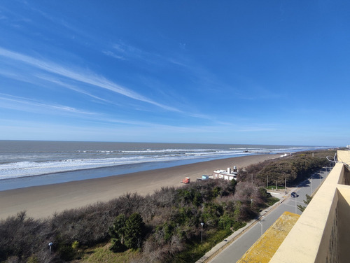 Amplio Monoambiente Con Patio, Frente Al Mar!