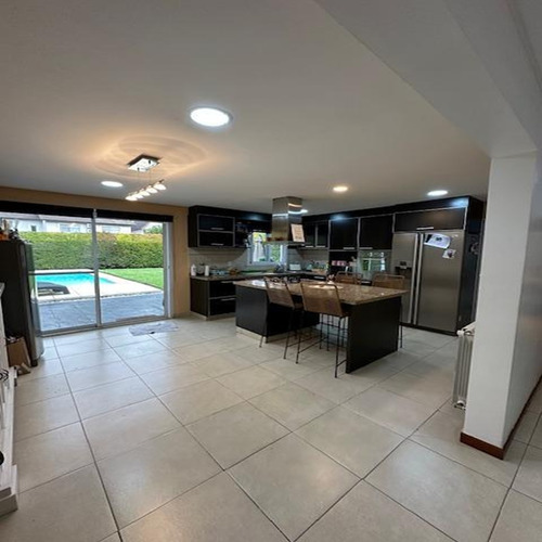 Casa De 6 Ambientes Con Quincho Y Parque Con Piscina En Barrio En Parque Leloir