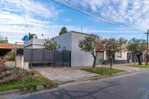 Venta Casa Con Fondo , Quincho Y Cochera En Wilde