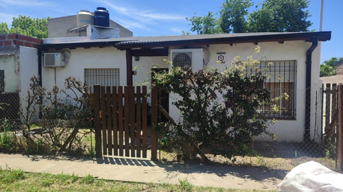 Amplia Casa Familiar En Zona Céntrica De Mercedes. ¡los Recibimos Con Un Lote De Salame Quintero De Regalo!