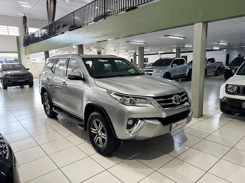 Toyota Hilux SW4 2.7 SR 7 LUGARES 4X2 16V