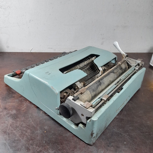Imagem 4 de 8 de Máquina De Escrever Lettera 32 Conserto Peças Ou Decoração