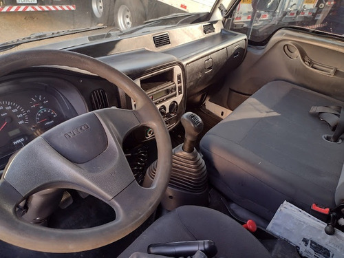 Imagem 11 de 15 de Caminhão 3/4 90v18 Motor Cummins 2013 Baú Novo Facchini