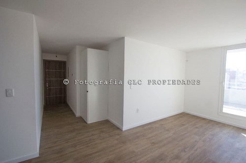 Venta De Penthouse De Dos Dormitorios En Montevideo, Cordón Con Gran Terraza Y Parrillero. Con Cochera Doble.