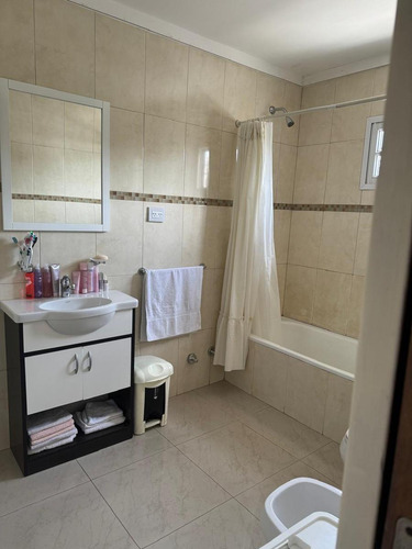 Casa 4 Ambientes Con Garage, Parque Y Quincho