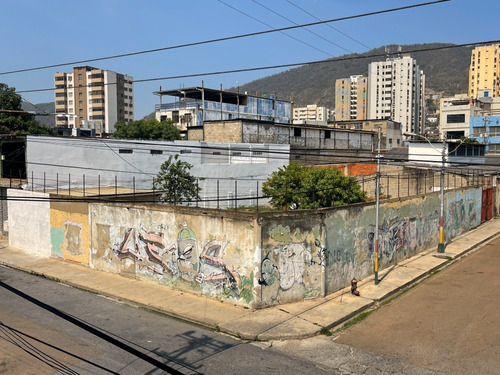 Se Ofrece En Alquiler Terreno Comercial En Esquina, Ubicado A Una Cuadra De La Avenida Municipal, Y Cerca De La Avenida Bolívar De Puerto La Cruz Zona De Alto Tráfico Comercial