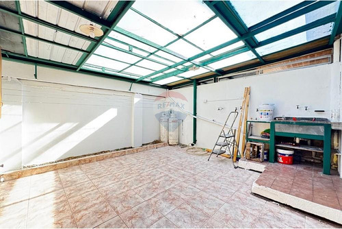 5 Dormitorios 3 Pisos Más Subterráneo Condominio