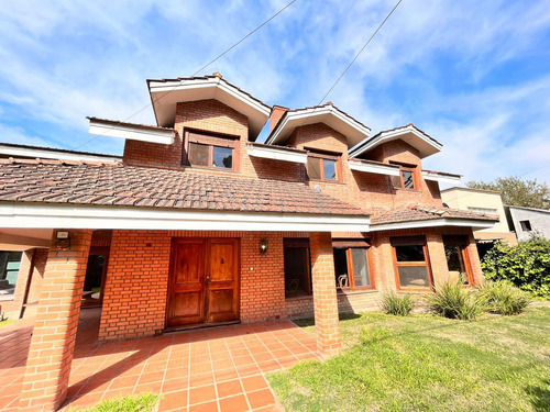 Venta Casa De Cuatro Dormitorios Con Jardin Y Pileta. Al Lado Del Jockey Club Rosario