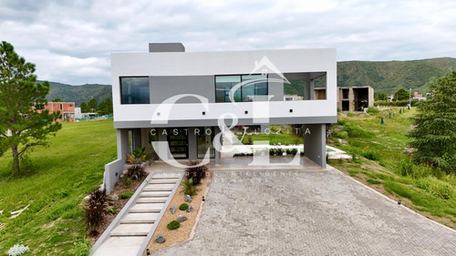 Venta Espectacular Casa En Carlos Paz Golf 