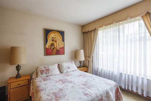 Casa En Venta De 5 Dorm., Los Dominicos, Plaza Las Condesas