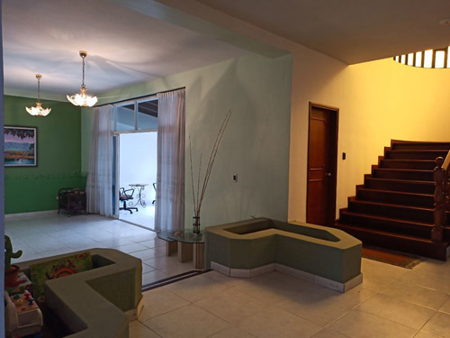 Se Vende Amplia, Acogedora Y Moderna Casa En Colinas De Santa Mónica. (r.o)