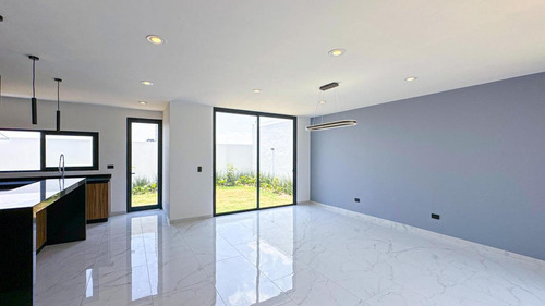 Casa En Venta En Metepec Con Diseño Moderno Y Jardín Interno