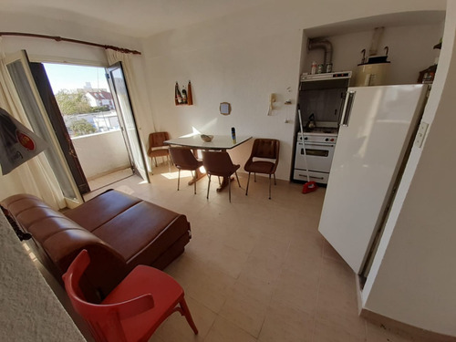 Imagen 9 de 13 de Dos Ambientes A La Calle, Ideal Ubicacion Centrica, Con Balcon.