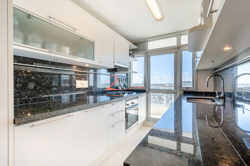 Venta De Apartamento Piso Alto A Pasos De Playa Mansa, Tres Dormitorios Más Servicio- Ref: 5332