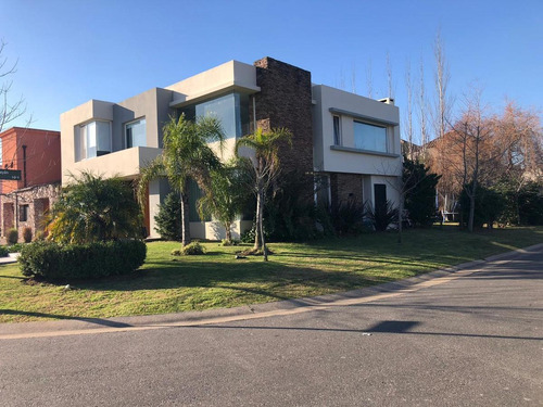 Excelente Casa Moderna En El Barrio Los Alisos
